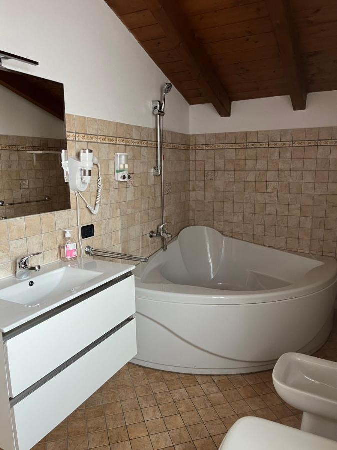 Color House Malpensa B&B Cassano Magnago Exteriör bild